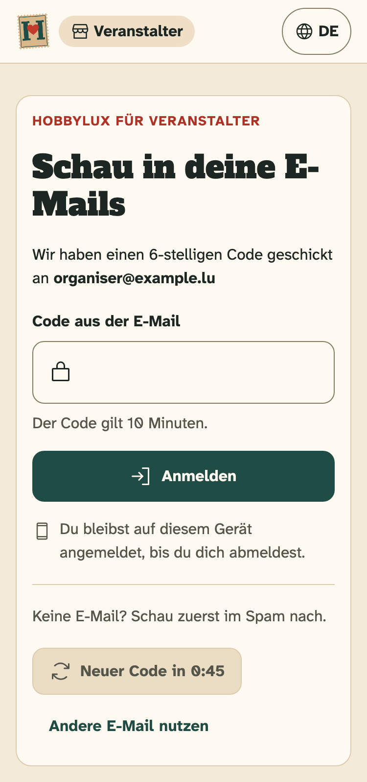 Screenshot des Veranstalter-Portals auf einem Handy: Der Schritt „Schau in deine E-Mails“, in dem du den Code eingibst.