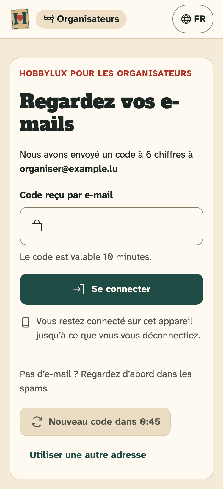 Capture d’écran de l’espace organisateurs sur un téléphone : L’étape « Regardez vos e-mails », où vous saisissez le code.