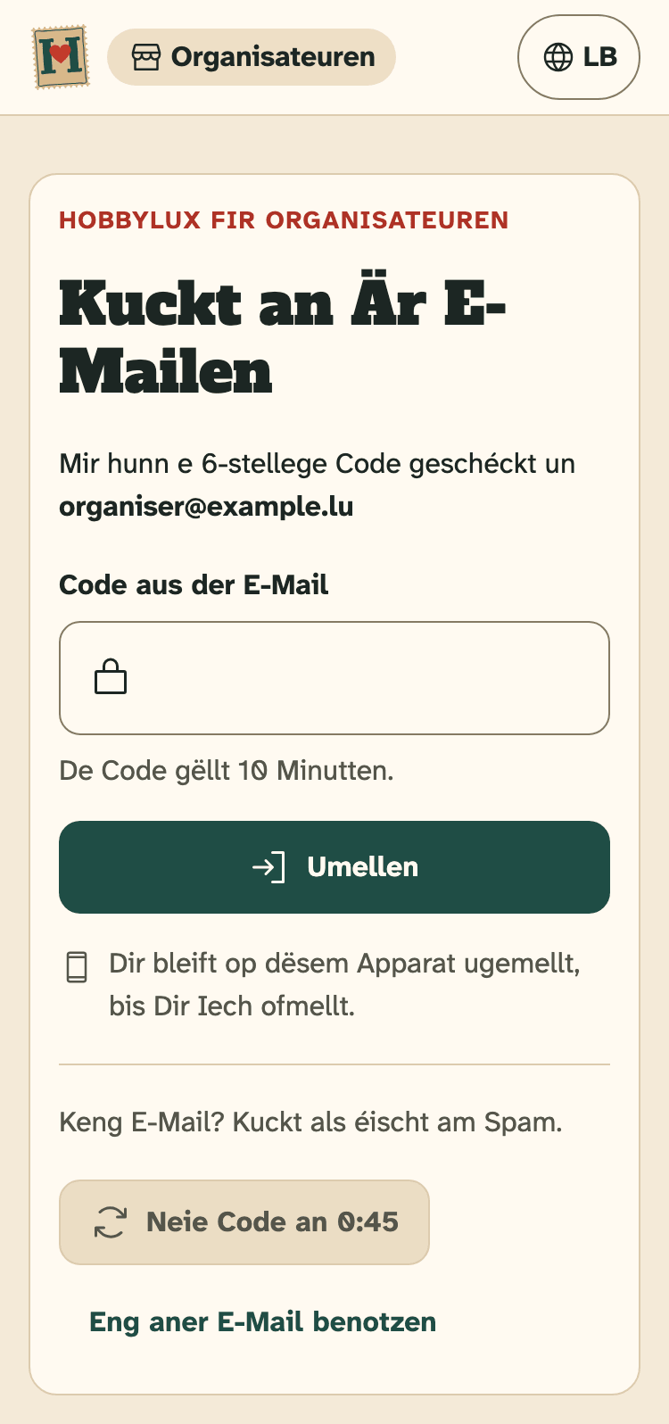 Screenshot vum Organisateuren-Portal op engem Handy: De Schrëtt „Kuckt an Är E-Mailen“, wou Dir de Code agitt.