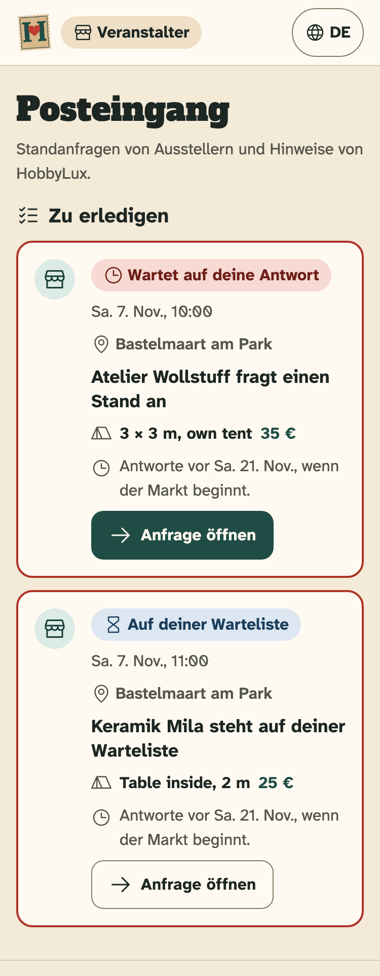 Screenshot des Veranstalter-Portals auf einem Handy: Der Posteingang mit zwei Standanfragen unter „Zu erledigen“.